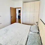 Апартаменты 4 Seasons Sea View *